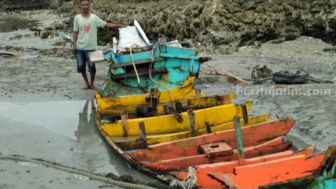 Hujan Angin Bawa Ombak Besar Sapu Pesisir Jatim, Perahu dan Rumah Rusak Parah