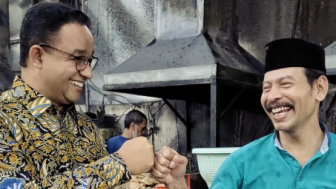Cieee, Anies Baswedan Borong Ayam Goreng Langganan Jokowi saat Wisata Kuliner di Pasar Gede Solo
