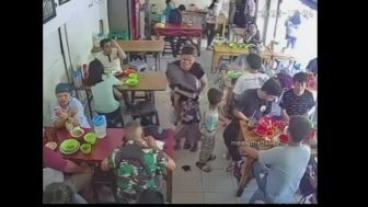 Viral Video Pemilik Warung Bungkus Kepala Pengemis dengan Plastik, Publik: Mungkin Sudah Keseringan Begitu