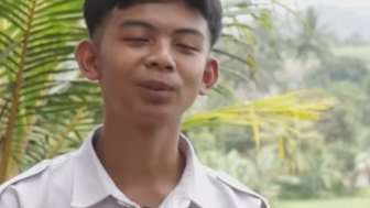 Terenyuh Lihat Perjuangan Pemuda Sukabumi Jualan Sayur Pikulan Sembari Sekolah, Netizen Muak dengan Kisah Fajar Sadboy
