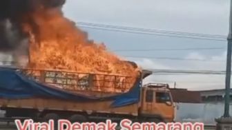 Viral Video Muatan Truk Tronton di Demak Terbakar, Pengemudi Tak Tahu hingga Dihentikan Warga