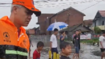 Tinjau Kawasan Kaligawe yang Tergenang Banjir, Ganjar Pranowo Dicurhati Soal Putus Cinta