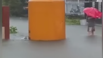 Viral Penampakan Toren Besar Jalan-jalan di Tengah Banjir, Netizen: Dia Mau Healing Dulu
