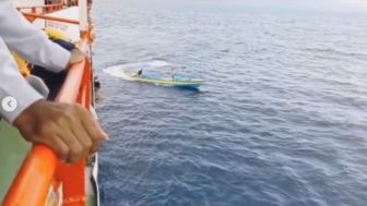 Viral! Terlambat Turun dari Kapal, Bapak Ini Jemput Anaknya di Tengah Lautan