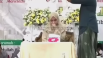 Geger Qoriah Internasional Ustazah Nadia Hawasyi Dihujani Uang hingga Disawer ke Jilbabnya Saat Tilawatil Quran: Saya Merasa Tak Dihargai!