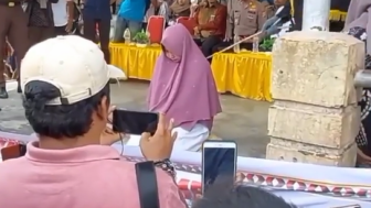 Beredar Video Hukuman Cambuk Cewek Pelakor di Aceh, Warganet: Harusnya yang Laki Juga Dipermalukan