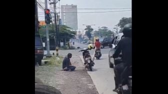 Viral Video Pria Salat di Depan Lampu Lalu Lintas, Publik Geram: Akibat Mabok Agama Jadi Aneh-aneh Manusia Ini