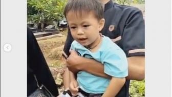 Bikin Mewek Warganet, Anak Ini Tak Tahu Ayahnya Meninggal: Ngapain Boboknya di Situ?