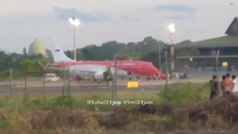 Video Pria Banyuwangi Heboh Cuma Lihat Kakinya Pak Jokowi di Bandara: Ketok Sikile Tok, Ya Allahhh...