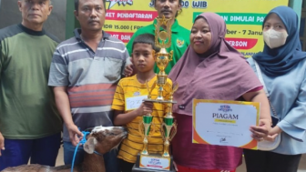 Bocah Sidoarjo Ini Dapat Kambing Juara Lomba Lato-lato 2 Jam 7 Menit Full, Tetangganya Bangga