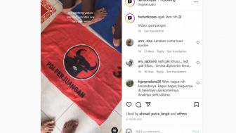 Viral! Siswa Pakai Bendera PDI Perjuangan untuk Alas Salat Berjamaah