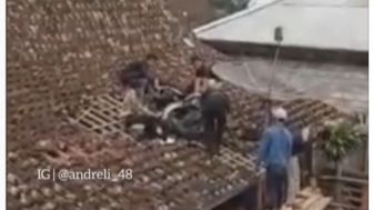 Diduga Rem Blong, Sebuah Motor Nangkring di Atap Rumah Warga Magelang, Publik: Udah Kayak Film Warkop Jadul