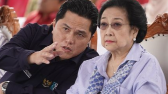 Megawati Soekarnoputri Serahkan Potongan Kue Ultah ke Sosok Berambut Putih dan Berkerut, Inikah Sosok Capres yang Dimaksud?