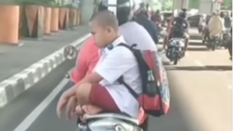 Bocah Santuy Duduk Sila Dibonceng Motor, Warganet Gregetan Sama Emaknya