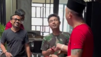 Aibnya Dibongkar Kerap Potong Gaji, Jhon Lbf Balas dengan Bagi-bagi Angpaw: Sayang Banget Gw Sama Karyawan!