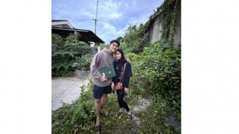 Foto Bersama Risky Billar, Ekspresi Lesti Kejora Jadi Sorotan, Netizen: Bilang Kalau Foto Sama Suami Senyumnya yang Ikhlas