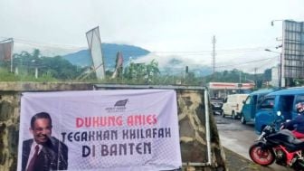 Spanduk Gambar Anies Baswedan Tegakan Khilafah Beredar, Guntur Romli: Cek Rekam Jejak!