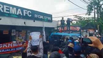 Aremania Segel Kantor Arema FC, Kantor Singo Edan Dikabarkan Dirusak