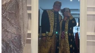 Om Merry Pamer Pakai Baju Pengantin dengan Seorang Perempuan, Netizen Berikan Doa: Semoga Lancarr Sampai Hari H