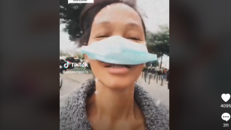 Kocak! Bunda Corla Pakai masker Terbalik, Netizen: Selalu Punya Cara Bikin Tertawa