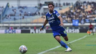 Persib Bandung Merana: Gagal ke Puncak Klasemen, Kini Kehilangan Bek Seharga Rp 2,6 Miliar Lawan PSM Makassar