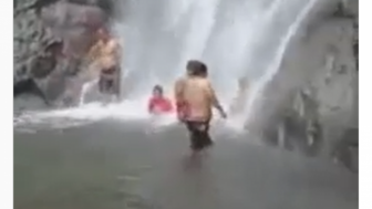 Video Detik-detik Pria Tertimbun Longsor Saat Mandi di Air Terjun Sedudo