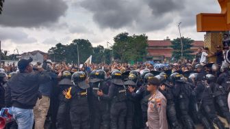 Suporter Ribut dengan Petugas Keamanan, Pertandingan PSIS Semarang dengan Persis Solo Tetap Dilanjutkan