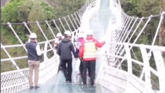 Gubernur Khofifah Terpeleset Saat Jajal Jembatan Kaca di Bromo, Publik: Tuhan Ngasih Petunjuk Kalau Belum Layak Pakai
