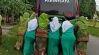 Ibu-ibu Muslimat NU Dorong Mini Bus, Unggahan Khofifah Ini Bikin Mesem-mesem