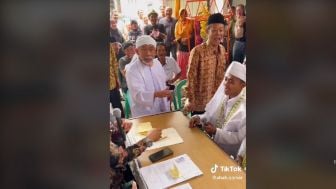 Brak! Komedian Qomar Menggebrak Meja, Bikin Kaget Pengantin yang Melangsungkan Akad Nikah