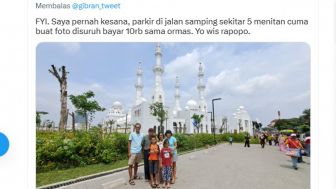 Duh! Netizen Ini Curhat Harus Bayar Parkir Rp10 Ribu ke Oknum Ormas saat Ingin Foto di Masjid Sheikh Zayed Solo