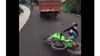 Belajar Pentingnya Jaga Jarak Dari Video Roda Truk Lepas Hantam Pemotor di Belakangnya