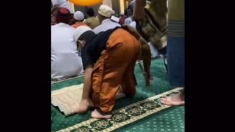 Kocak! Seorang Anak Terlihat Bawa Pakaian Dalam Wanita Saat Ibadah ke Masjid