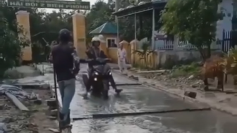 Enggak Merasa Berdosa, Pria Ini Nyelonong Terobos Jalan Sedang Dicor