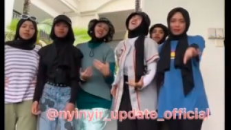 Lenggogeni Faruk TikTokan Bareng 5 Putrinya, Warganet Hujat Gaya Fashionnya: Semoga Aurel Ga Ngikutin