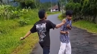 Geger Video Gerombolan Remaja Tendang, Banting dan Injak Pelajar di Pasuruan