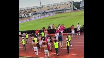 Pemain PSS Sleman Dihujat dan Diminta Lepas Jersey oleh Pendukungnya Sendiri Karena Kalah Terus, Netizen: Bikin Mental Tambah Terpuruk Ya