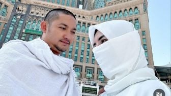 CEK FAKTA: Angga Wijaya Unggah Foto Umroh Bareng Pacar Barunya?