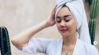 Unggah Foto Pakai Handuk di Kepala, Aura Kasih Ternyata Lagi Curhat Soal Jodoh, Netizen: Jangan Jatuh Cinta dengan Orang yang Salah