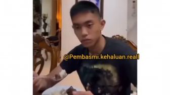 Viral Video Lawas Mario Dendy Manja Makan Rawon, Netizen Geram: Telan Aja Sama Sendok-Sendoknya!