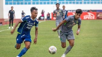 Berperan Besar Tahan Imbang Persebaya Surabaya, Luis Milla Puji Abis Penampilan Robi Darwis