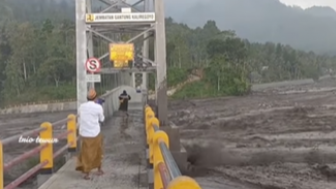 Ibu-ibu Nekat Seberangi Jembatan Saat Banjir Lahar Semeru, Warganet: Makhluk Terkuat di Antariksa..