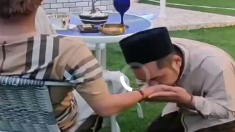 Komentari Video Tangan Bahar bin Smith Diciumi Santri hingga Diusap ke Kepala, Denny Siregar: Jijik Banget