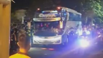 Momen Haru Bus Persija Jakarta Dikawal Ratusan Bonek, Netizen: Kalian Semua Keren