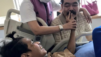 Momen David Ozora Pegang Kumis Tebal Adam Suseno, Netizen: Hanya Orang Terpilih yang Bisa Pegang Aset Suami Inul