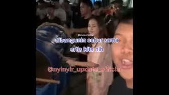 Viral Video Ayu Ting-Ting Keliling Bangunkan Warga Sahur, Ekspresi Pukul Bedug Bikin Ngakak