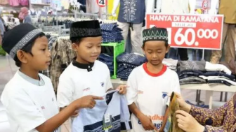 Lagi Trend Pejabat Ajak Anak Yatim Belanja dan Pilih Baju Lebaran ke Pusat Perbelanjaan