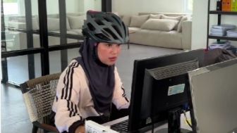 Kocak! Jadi Istri Bupati Kendal, Chacha Frederica Ngantor Pakai Pakaian Olahraga, Lengkap dengan Helm