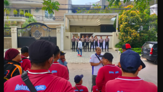 Menagih Hak, Puluhan Buruh di Surabaya Tunggui Rumah Bos Kopi Kapal Api di Surabaya