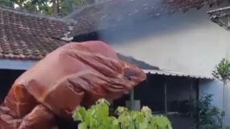 Detik-detik Balon Udara Masih Menyala Jatuh di Atap Rumah Warga Ponorogo